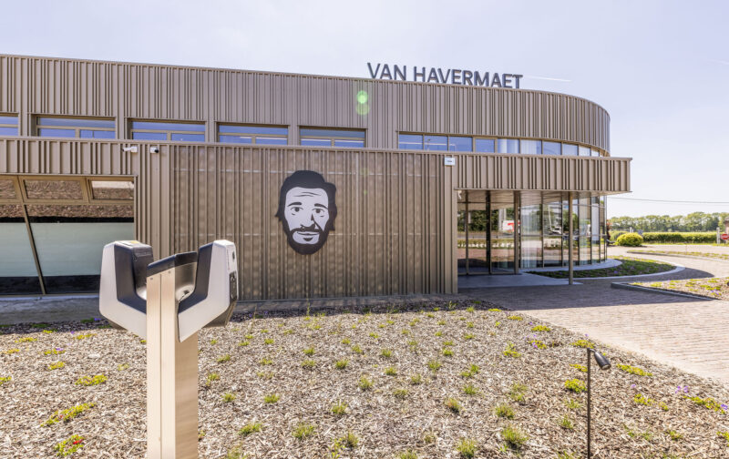 Het Van Havermaet kantoor in Westerlo zit in een modern gebouw met afgeronde glazen raampartijen.